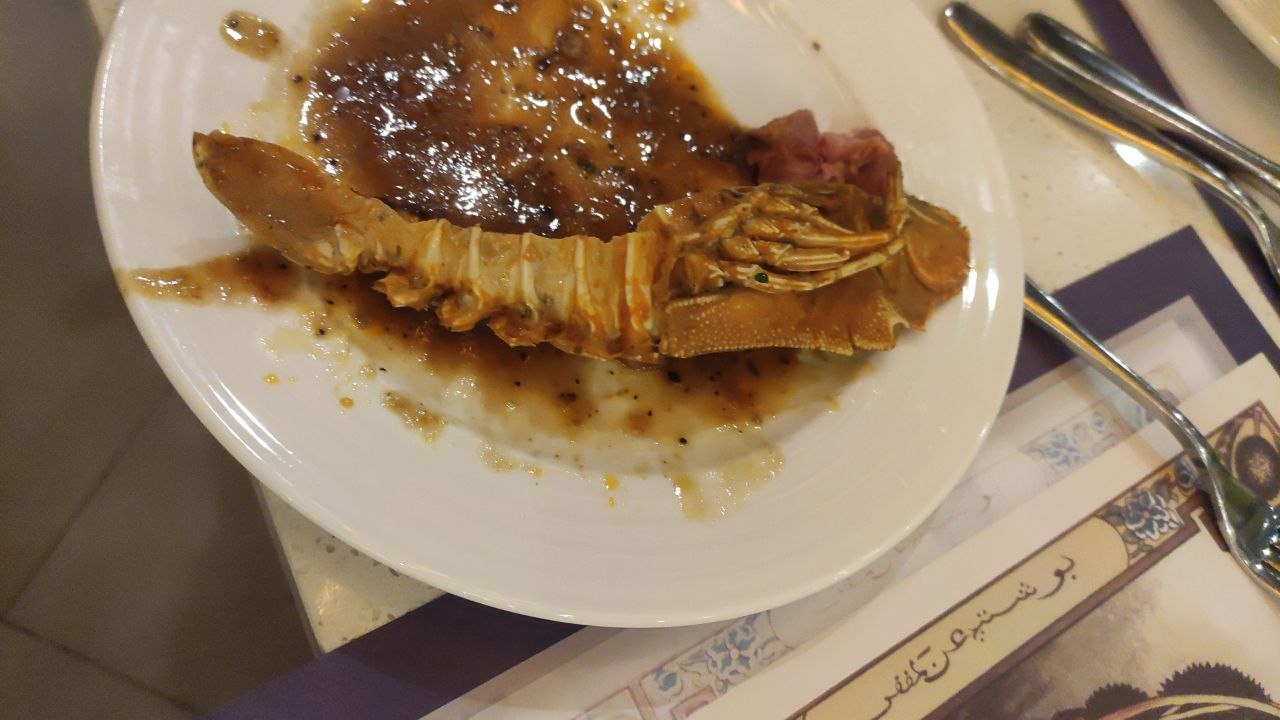 Лангуст с чёрным перечным соусом