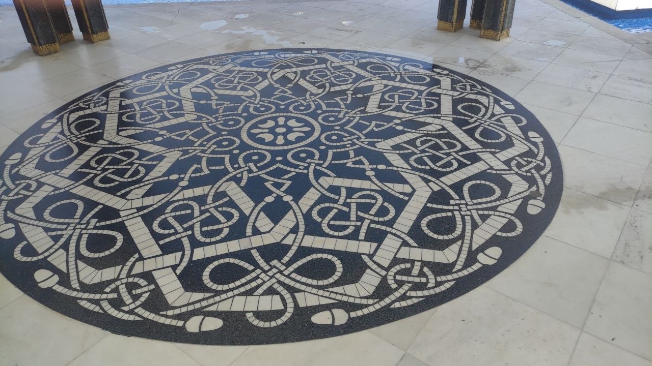 Мозаичный пол у Tugu Negara