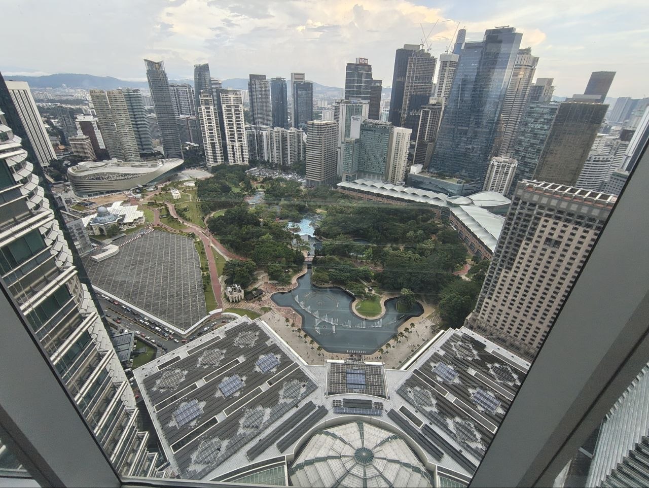 Вид на парк KLCC со скайбриджа