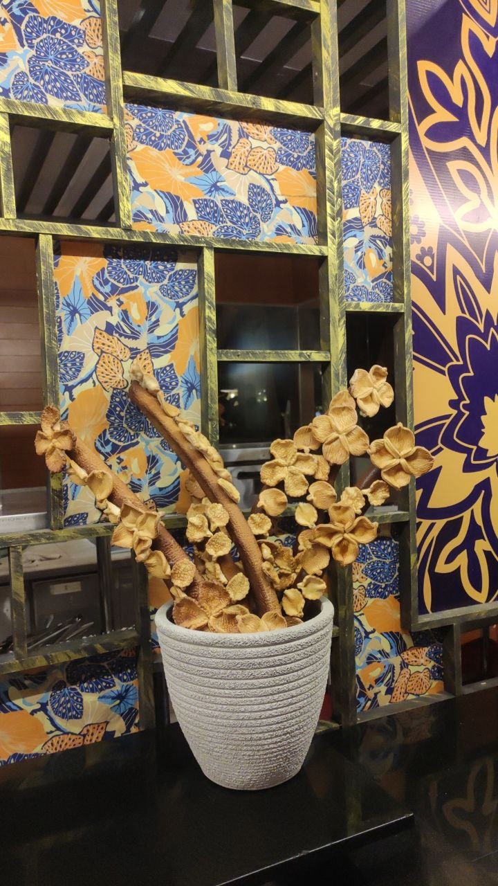 Деревянные орхидеи и батик в Warisan Cafe