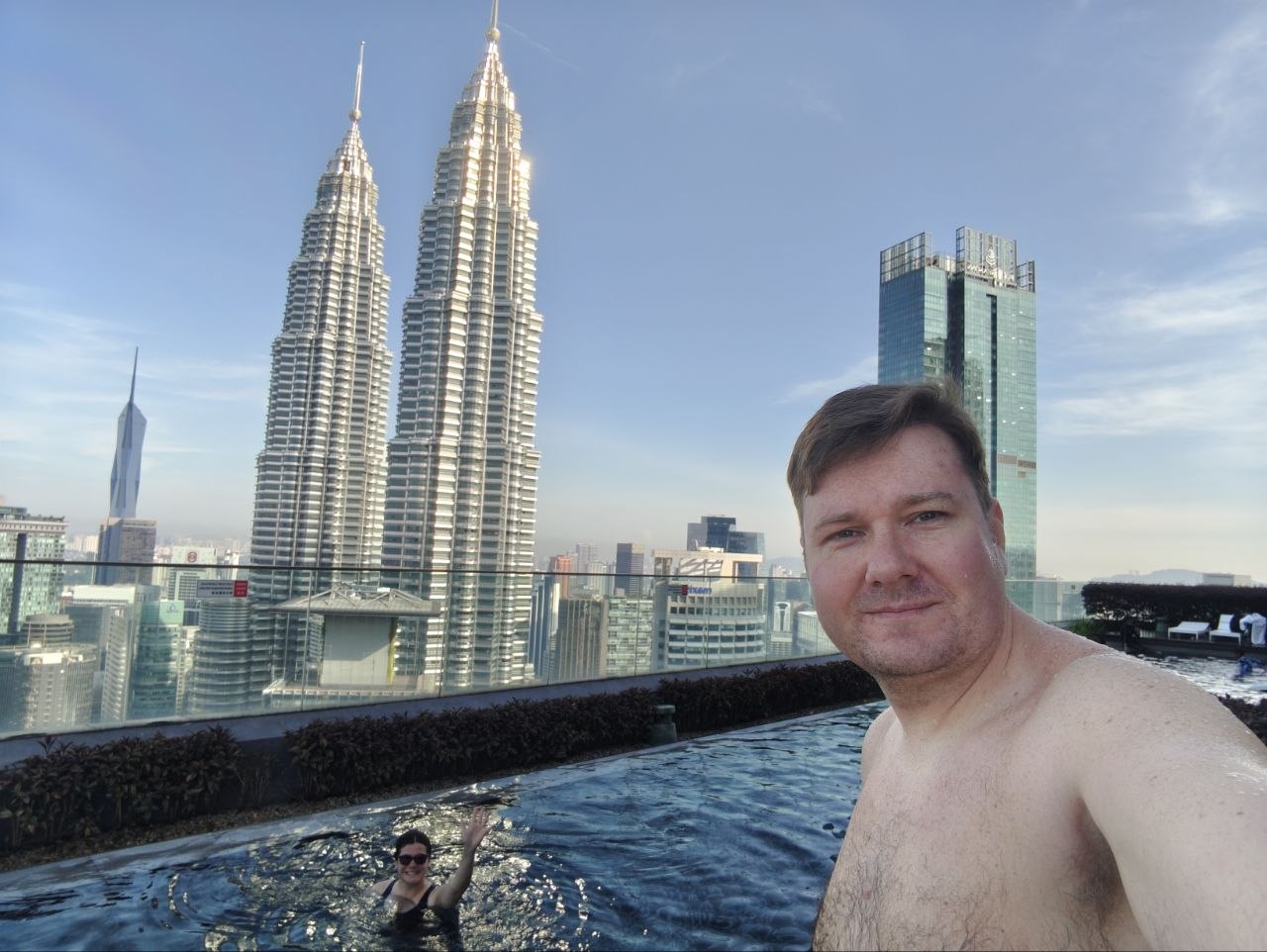 Бассейн Star Residences, вид на Петронасы