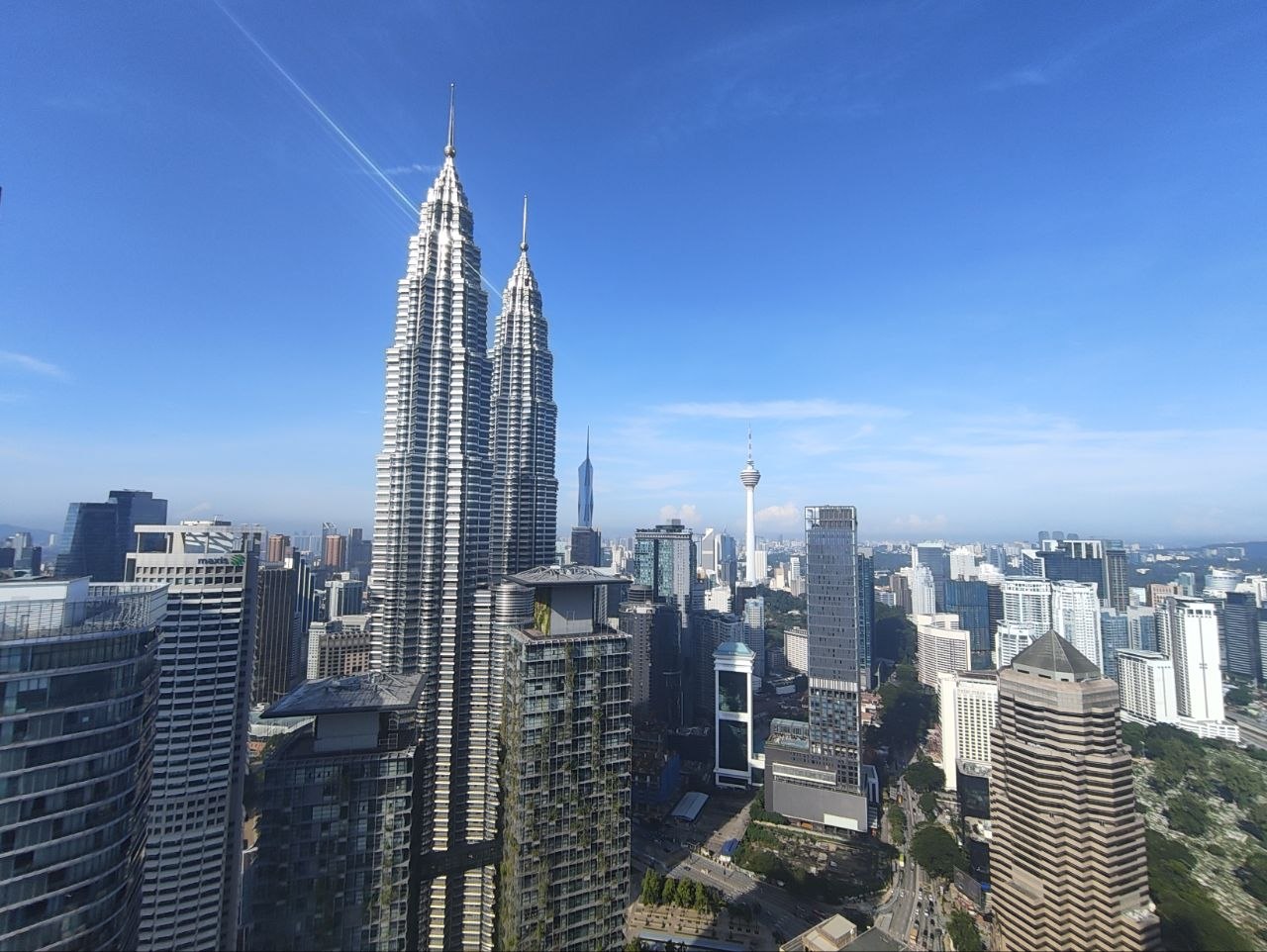 Ира в бассейне, Петронасы на фоне