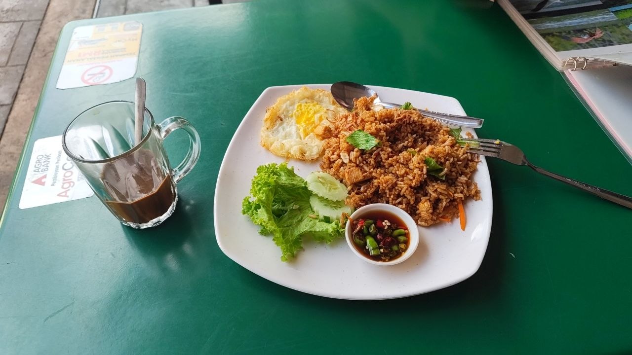 Завтрак у Kilim Jetty: nasi lemak и кофе