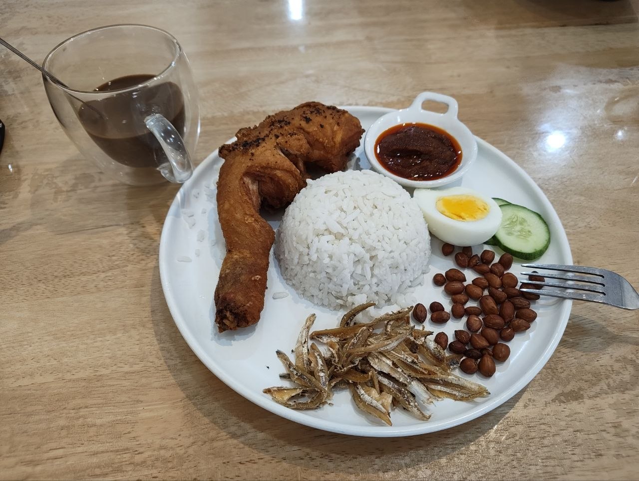 Nasi lemak с курицей и кофи в OldTown White Coffee