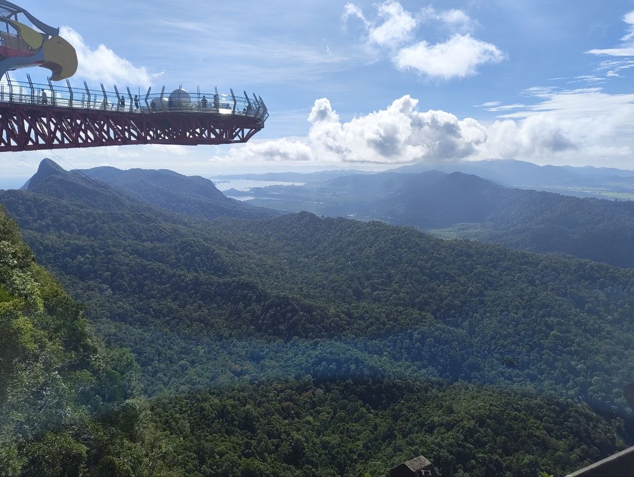 Eagle's Nest SkyWalk на фоне гор и моря