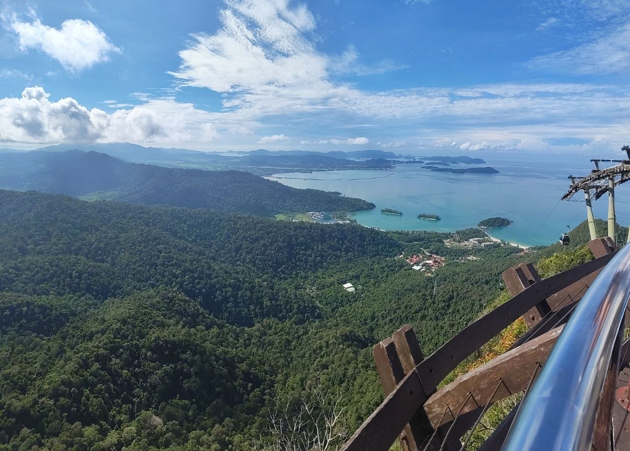 Панорама с верхней смотровой SkyCab: море и острова