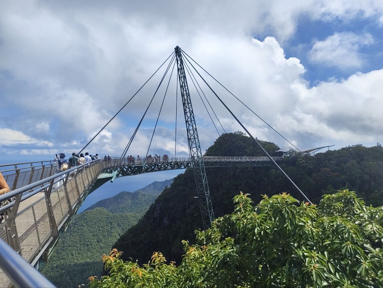 Пилон и ванты SkyBridge с настила