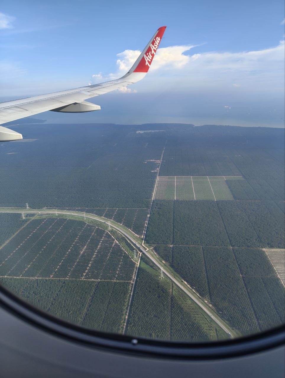 Снижение над KL: плантации и дороги